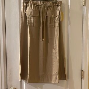 Super cute. Perfect for the summer tan long skirt, elastic waist front pockets